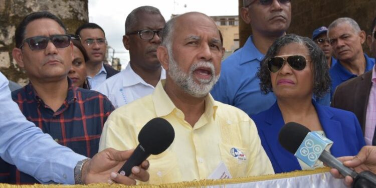 Presidente de la ADP lanza acusación al ministro Ángel Hernández 