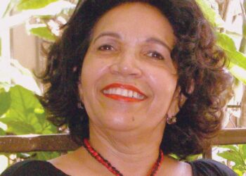 Otorgan premio literario a Brunilda Contreras 
