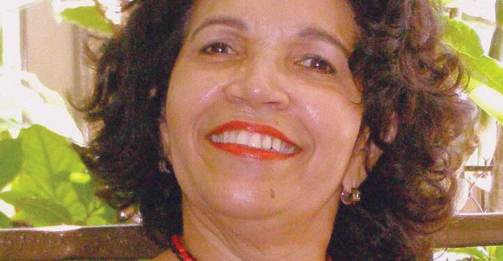 Otorgan premio literario a Brunilda Contreras