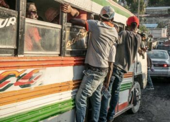 Bandas armadas atacan bibliotecas y hospitales en Haití