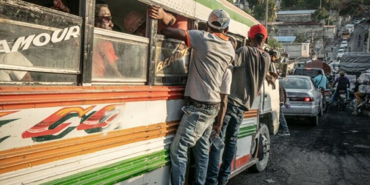 Bandas armadas atacan bibliotecas y hospitales en Haití