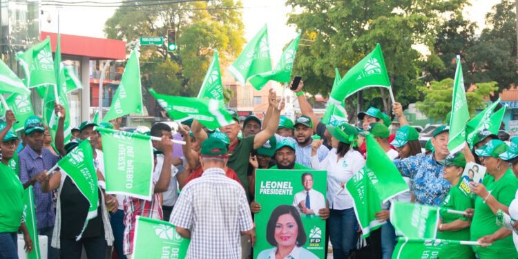 Seguidores de Leonel Fernández enseñan a votar en el Metro de Santo Domingo