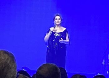 Cecilia García hechiza a su público en una noche de romances y recuerdos