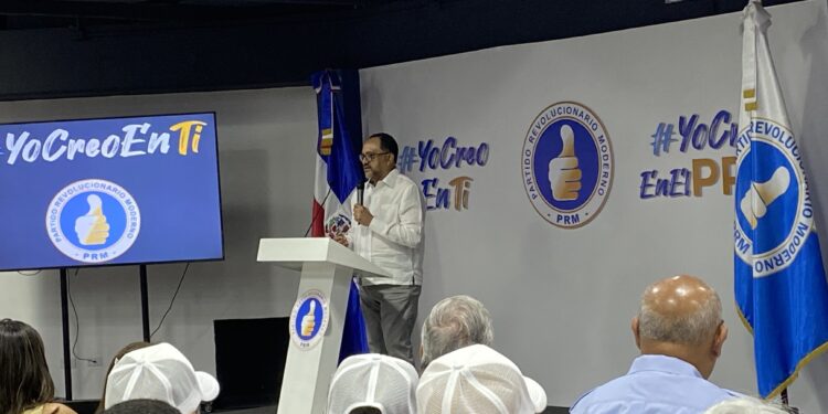 Antoliano Peralta analiza la estructura legal del Estado en conferencia con abogados del PRM