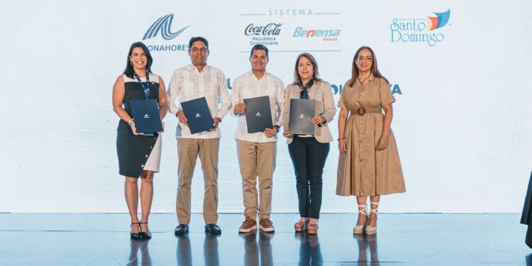 Entidades turísticas y medioambientales se comprometen a gestionar residuos sólidos