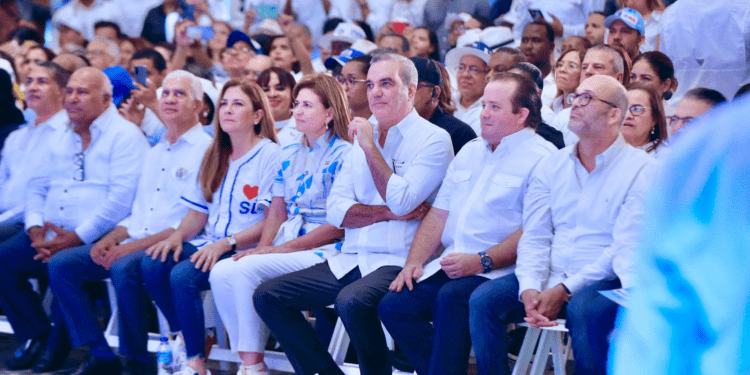 Apoyo masivo a Luis Abinader en el Coliseo Teo Cruz