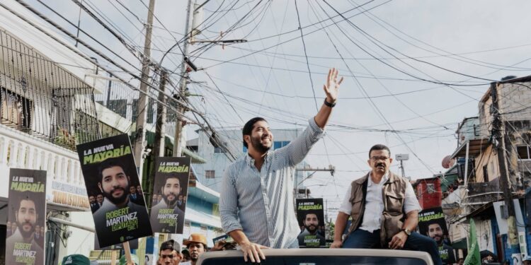 Robert Martínez formaliza inscripción como candidato a diputado ante la JCE.