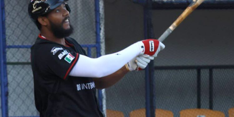 Dominicano Encarnación acaba en la Liga Mexicana de Béisbol