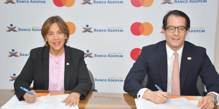 Banco Adopem y Mastercard presentan nueva tarjeta de débito