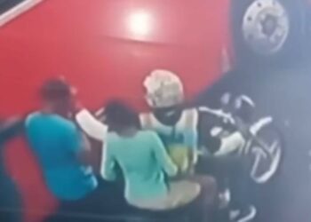 Muere mujer impactada por bala de víctima de atraco