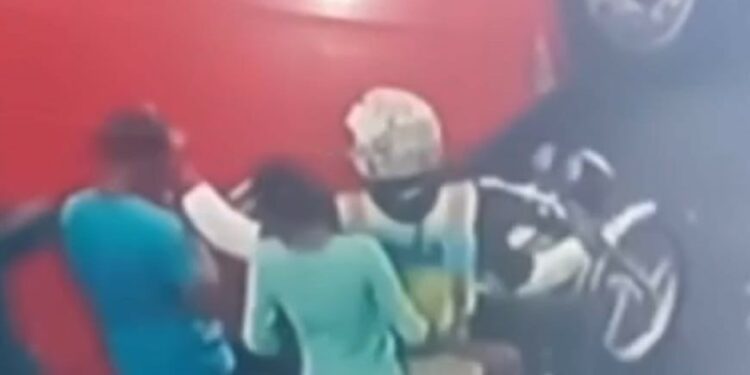 Muere mujer impactada por bala de víctima de atraco