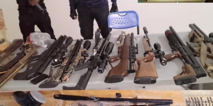 Allanamiento en Bahoruco: Arrestan individuo con 11 armas de fuego y equipos militares