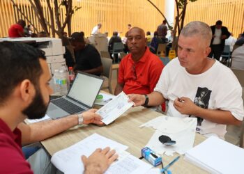 Llaman a policías retirados a buscar sus cheques de indemnización en Hacienda