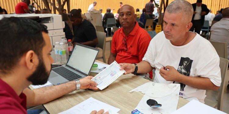 Llaman a policías retirados a buscar sus cheques de indemnización en Hacienda