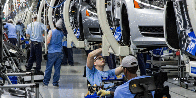 Economía de EEUU añade 303,000 puestos de trabajo en marzo