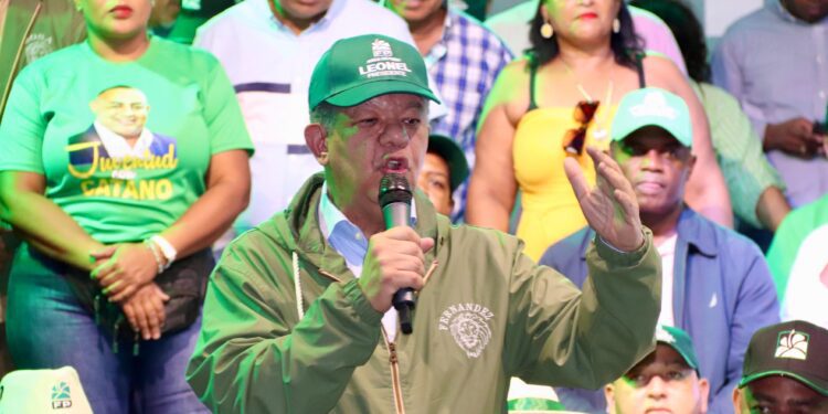 Leonel denuncia en Monte Plata intentos de compra de elecciones por parte del PRM