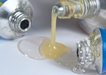 Los impactos nocivos de oler pegamento entre los jóvenes