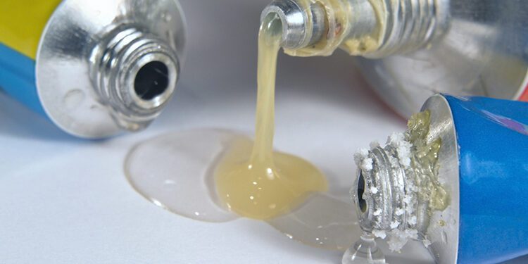 Los impactos nocivos de oler pegamento entre los jóvenes