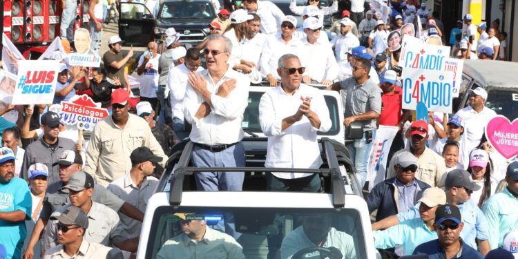 Luis Abinader encabeza marchas caravanas en provincias Duarte y Hermanas Mirabal