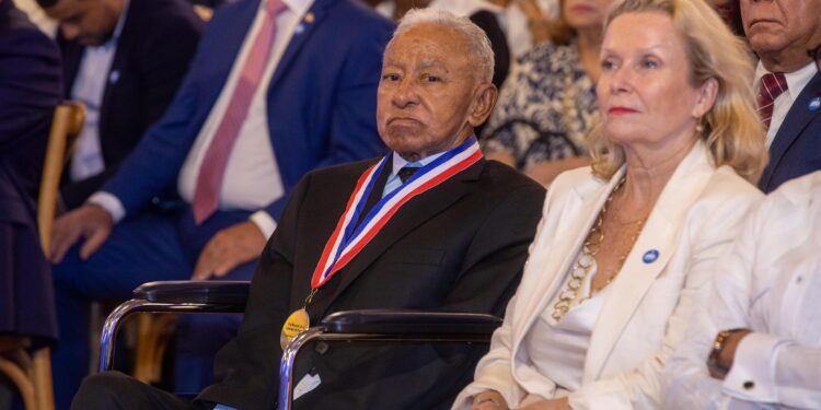 Eulalio Almonte Rubiera recibe premio Unesco a la Libertad de Prensa