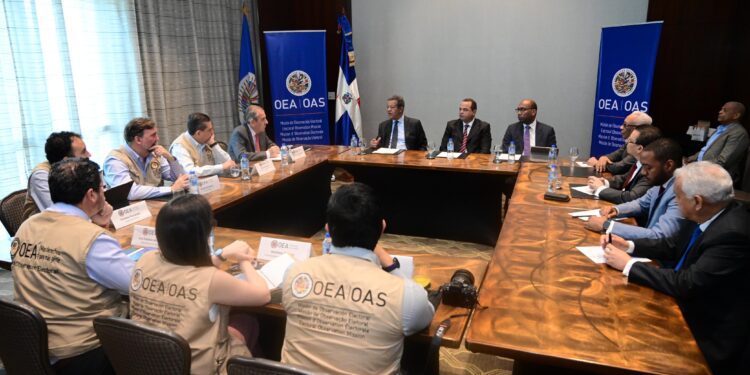 Leonel Fernández preocupado por que haya compra de células en elecciones del domingo