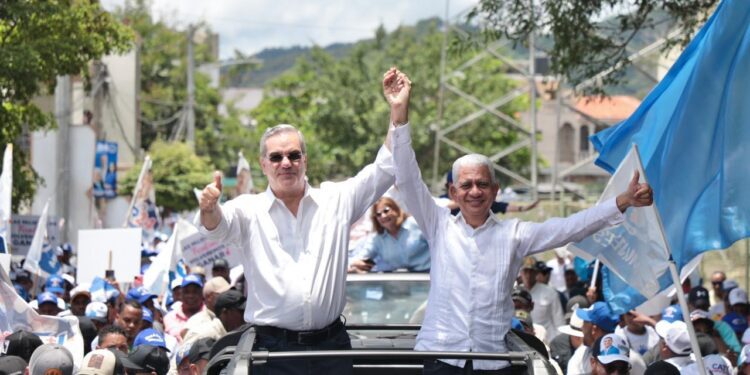 Luis Abinader lidera caravana en Cotuí y refuerza campaña en el sur del país