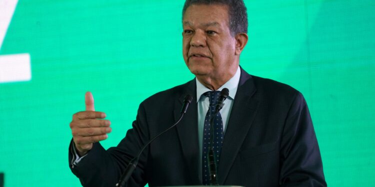 Leonel critica la gestión económica de Abinader ante el aumento de la deuda pública