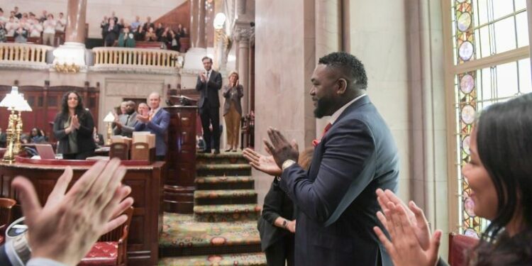 Reconocen labor filantrópica de David Ortiz en el Senado de Nueva York