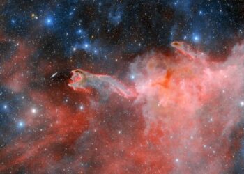 Observan la 'Mano de Dios' emergiendo desde una nebulosa