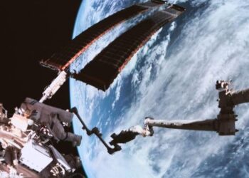 Astronautas chinos  baten el récord de la caminata espacial más larga 