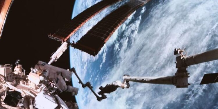 Astronautas chinos baten el récord de la caminata espacial más larga