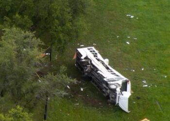 Tragedia en Florida: Choque fatal entre autobús y camioneta deja ocho muertos