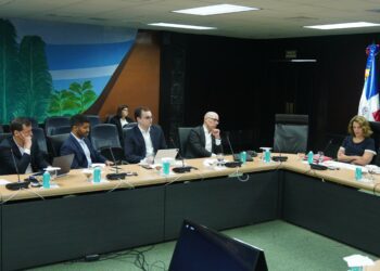 Gobernador Valdez Albizu recibe a funcionarios de Morgan Stanley y otros inversionistas internacionales