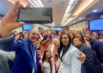 Profesionales reciben 294 becas para maestrías en 15 universidades extranjera