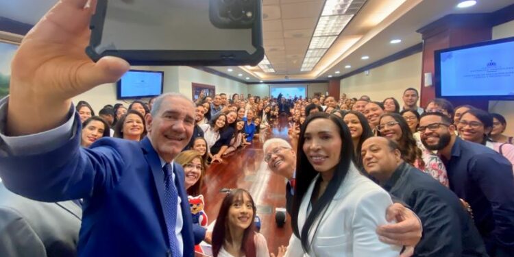 Profesionales reciben 294 becas para maestrías en 15 universidades extranjera