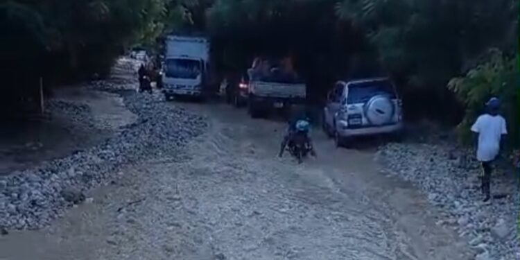 Río El Manguito lleva años afectando tránsito entre El Estero y Villa Jaragua