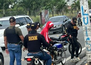 Policía apresa a cuatro hombres por drogas, robo, posesión ilegal de arma y estafa en La Romana