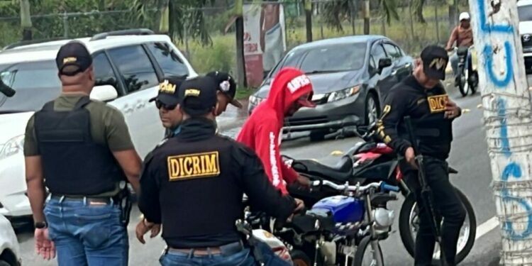 Policía apresa a cuatro hombres por drogas, robo, posesión ilegal de arma y estafa en La Romana