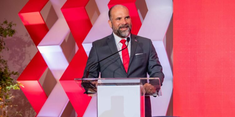 César Iglesias distribuirá RD$1,200 millones entre sus accionistas