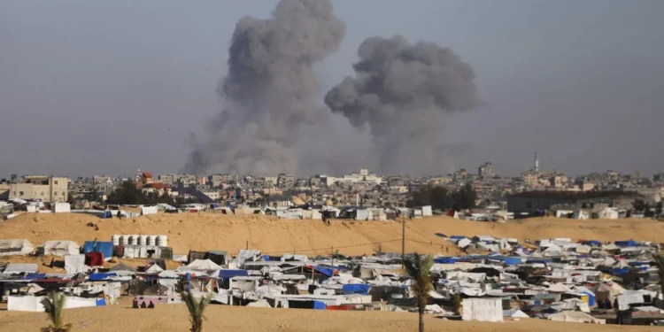 Unos 80.000 palestinos huyen de Rafá tras incursión militar israelí, según la UNRWA