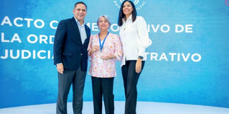 Reconocen por su excelencia a 34 servidores del Consejo del Poder Judicial