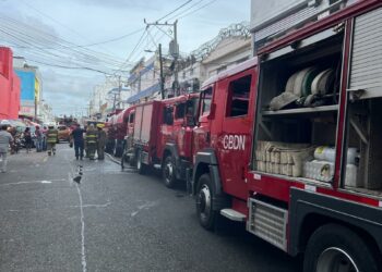 Sistema 911 coordina asistencia en incendio en tienda del Distrito Nacional