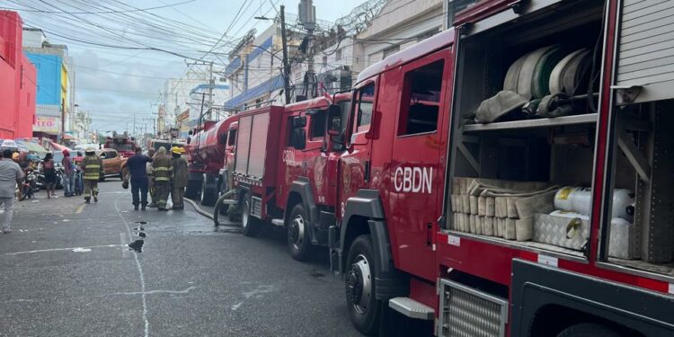 Sistema 911 coordina asistencia en incendio en tienda del Distrito Nacional