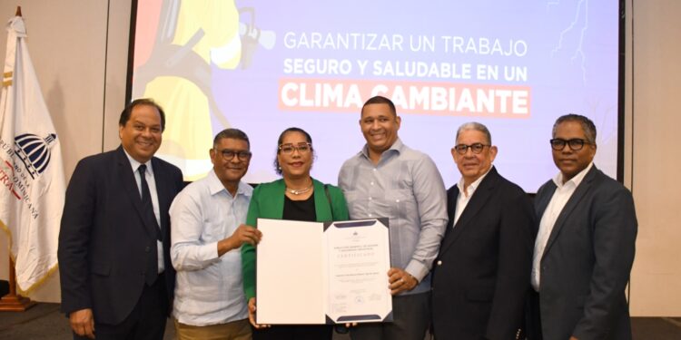Hotel Lopesan Costa Bávaro obtiene certificado de Seguridad y Salud Laboral