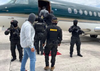 Trasladan fugitivos holandeses al AILA; son extraditados a los Países Bajos