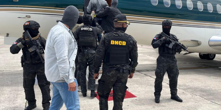 Trasladan fugitivos holandeses al AILA; son extraditados a los Países Bajos