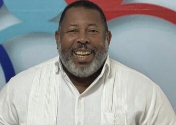 Comerciantes defienden programas sociales que benefician a 1.56 millones de familias