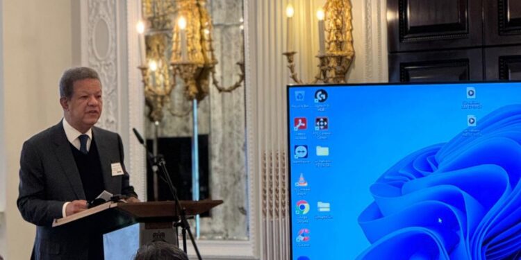 Leonel Fernández resalta la importancia de las energías renovables en Londres