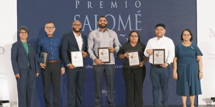 ISFODOSU premia el desempeño de sus profesores en la docencia y la investigación