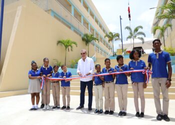 Abinader inaugura escuelas y apartamentos en la provincia Santo Domingo